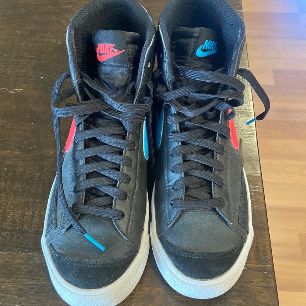 Nike blazers size 7 youth (women’s 8.5) (men’s 7)